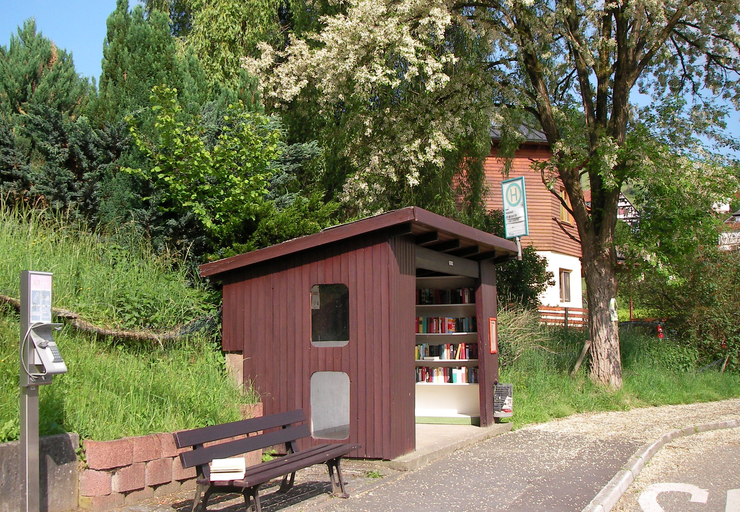 Der Bücherschrank in der Bushaltestelle
